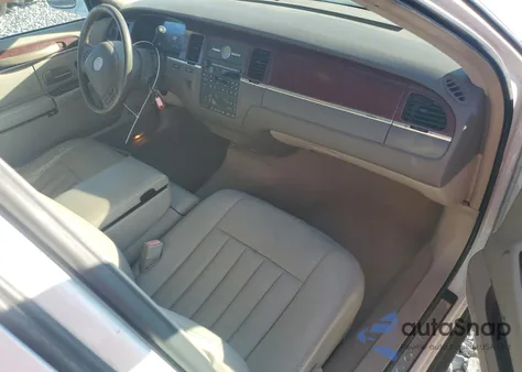 2003 Lincoln Town Car Executive z USA, uszkodzony, nr VIN 1L1FM81WX3Y643636